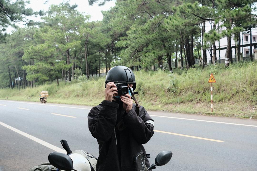 Phuc, my friend, holding a Fujifilm X pro 1, shot from my camera. We were around 100km to Buon Ma Thuot