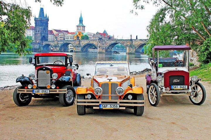 1,5 hour oldtimer convertible Prague sightseeing tour