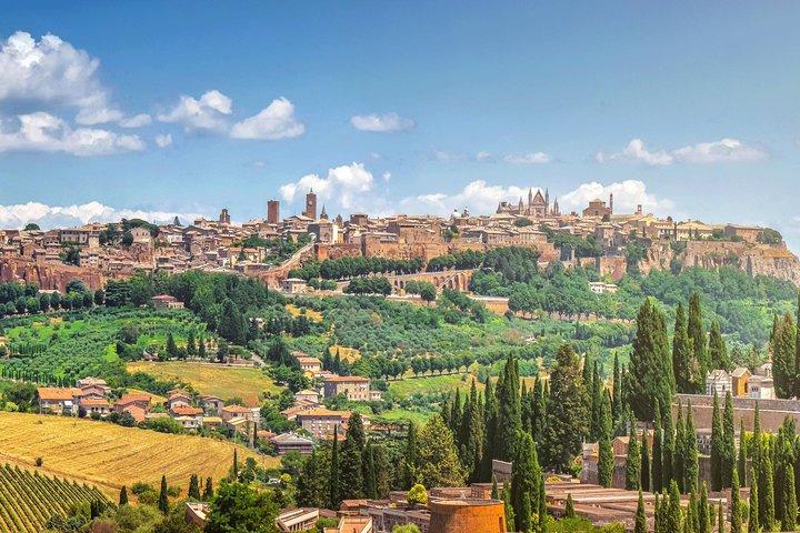 Siena to Rome: Orvieto and Montepulciano Transfer Tour