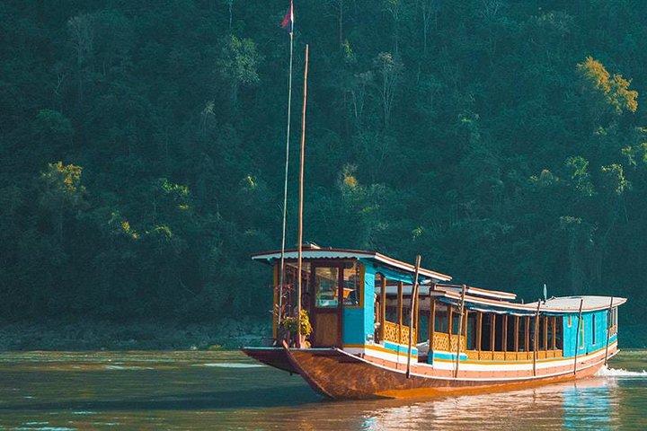 Private Slow Boat Tour to Pak ou cave, Pottery Village and Kuangsi Falls