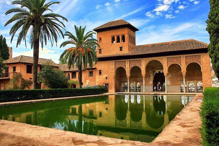Full Day to Alhambra Palace and Generalife Gardens Direct from Malaga
