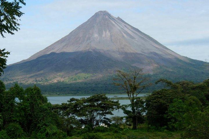 2 Days: Arenal Volcano & Tabacon Hot Springs from San Jose