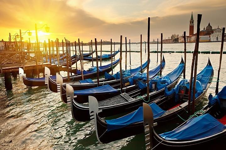 Classic 30-Minute Gondola Ride in Venice