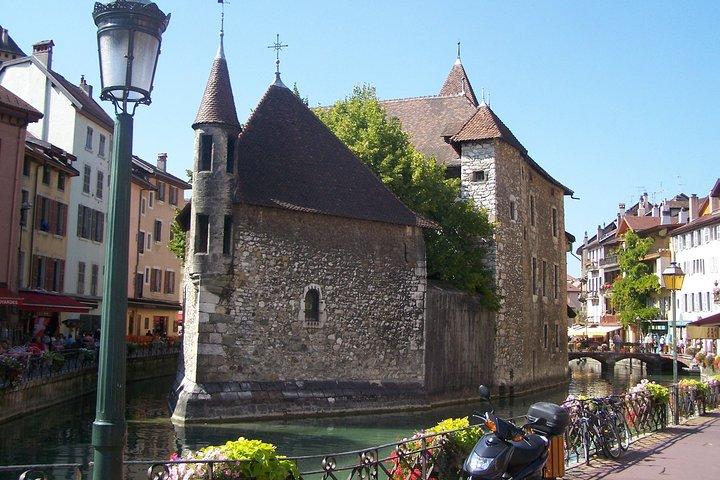 Pérouges & Annecy Private Day Trip with Food Tasting from Lyon