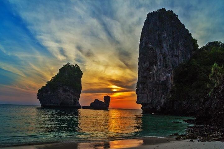 Sunrise Premium Tour to Phi Phi Island by Speed Boat