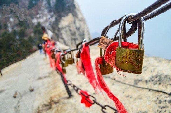 Self-Guided Private Day Tour With Chauffeur Service and Huashan Ticket 