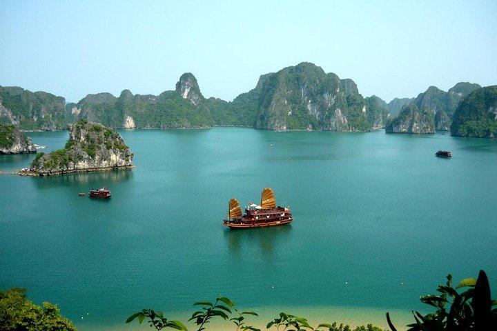 3-Day Halong Bay Cruise with Round-trip Transfer From Hanoi