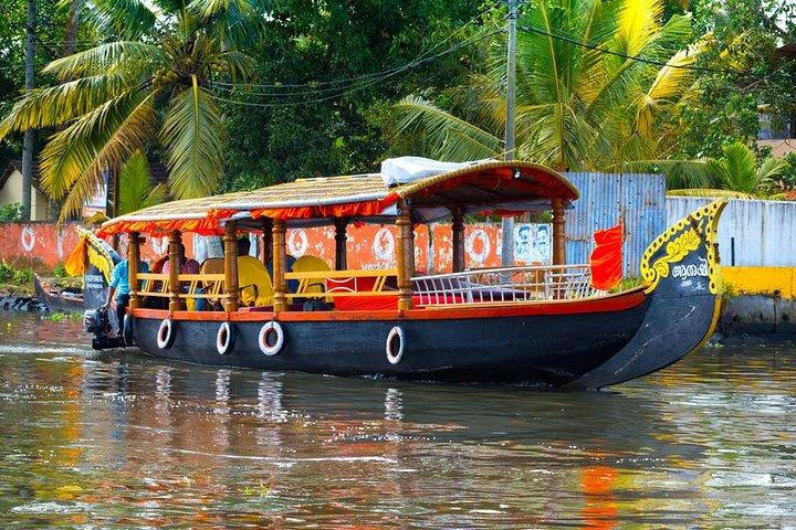 Kochi Private Tour: Kerala Backwater Shikara (Shaded Canoe Boat) Day Cruise