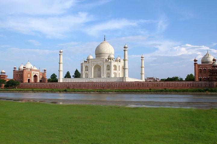2-Day Tour to The Taj Mahal, Agra from Mumbai with Both Side Commercial Flights