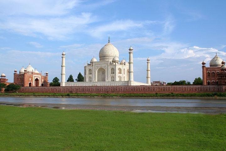 1-Day Trip to Taj Mahal and Agra from Mumbai with Both Side Commercial Flights