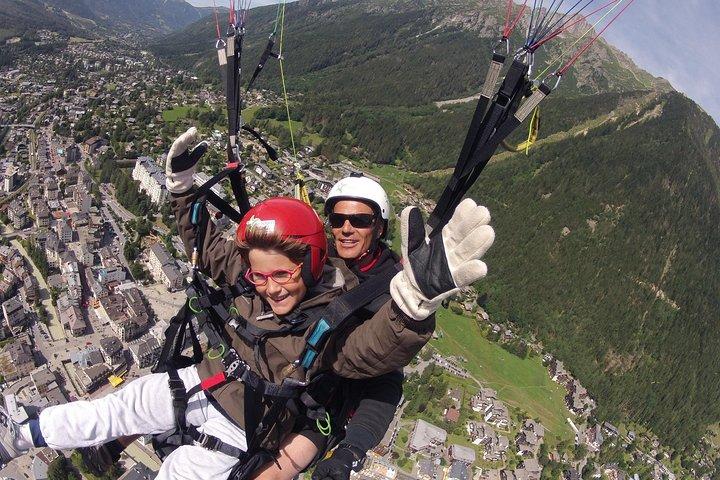 Acrobatic Paragliding Tandem Flight over Chamonix