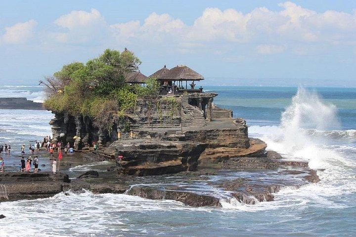 Traditional Balinese Cooking Class with Tanah Lot Temple Tour