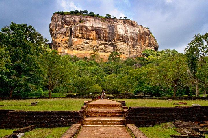 Sigiriya, Traditional Lunch and Cave Temple Private Day tour All Inclusive