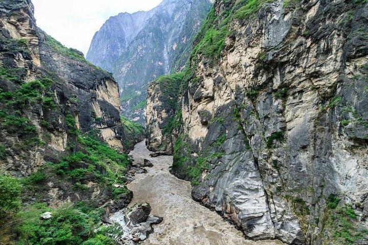 2 Days Tiger Leaping Gorge Hiking Tour by public coach