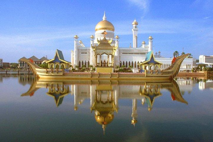 Brunei Half Day City Tour with Royal Regalia & Sultan Omar Ali Saifuddin Mosque