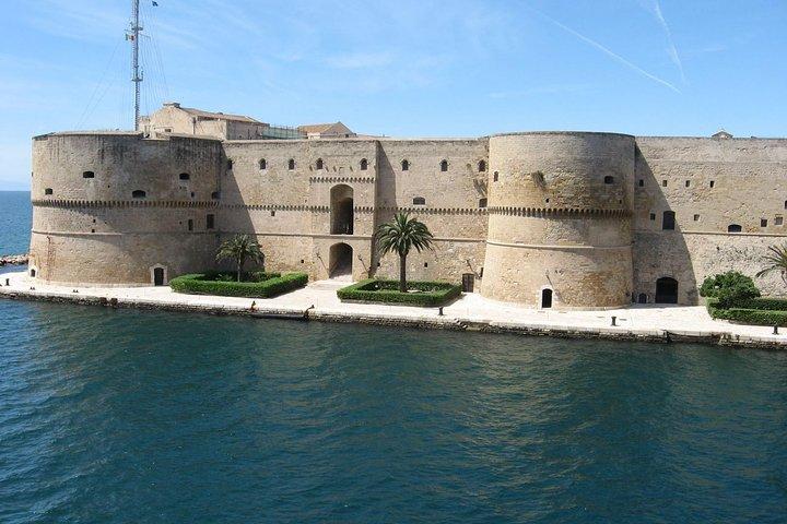 Taranto walking tour: the town of the two seas