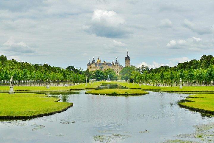 Schwerin Walking tour with Palace & Cathedral