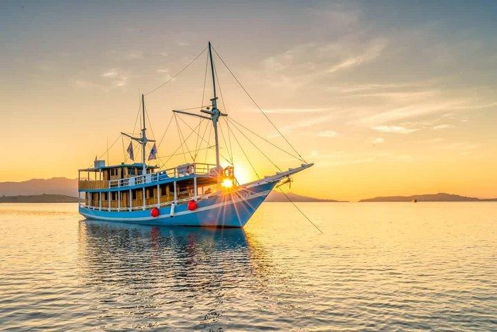 Private boat trip Komodo 2 or more person for 3 days 2 nights, Kelor, Rinca...