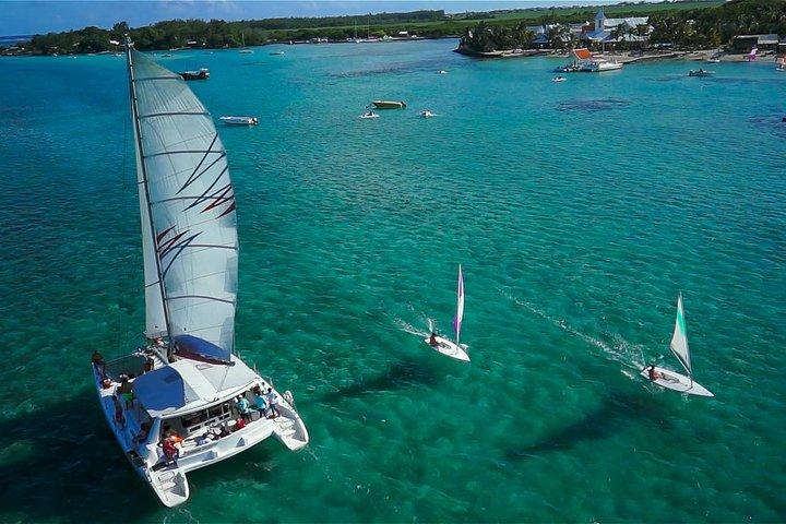 Full-Day Catamaran Cruise to Île aux Cerfs with BBQ Lunch