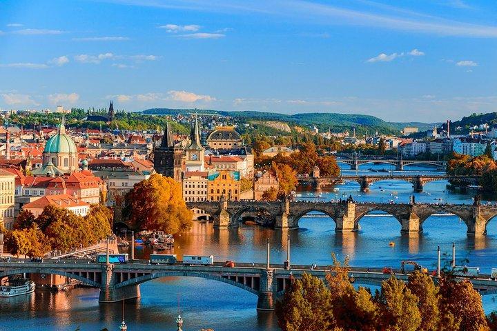 Private Car from Munich to Prague: Transfer with 2h Sightseeing