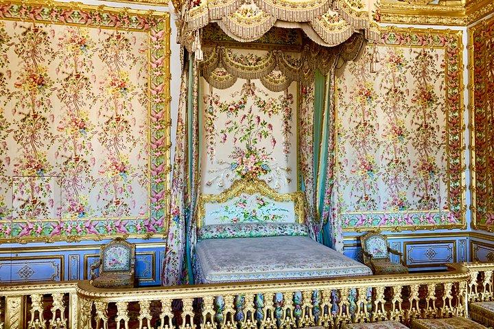 Versailles Palace & Marie-Antoinette's Estate Private Guided Tour with Lunch