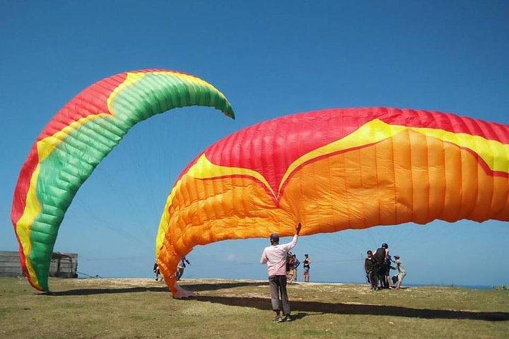 30 minutes tandem Paragliding tours in Bali with free photo/video