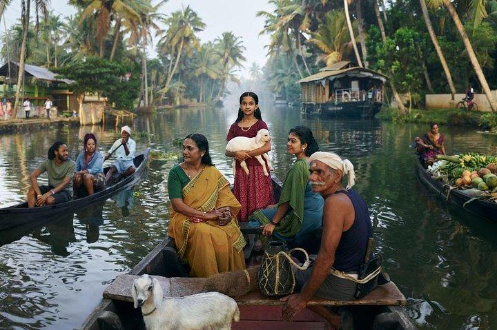 4 Days Best of Kerala Tour with Private Houseboat, Sightseeing & Car
