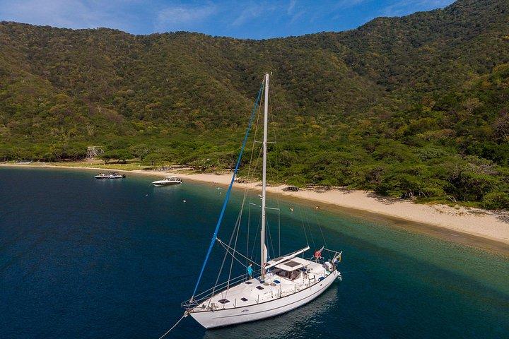 Sailing to Tayrona with Luis and his team: Unique!