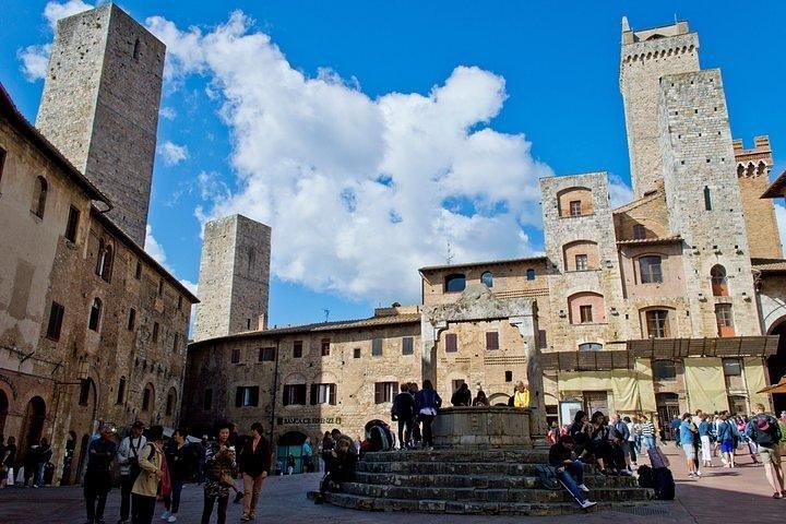Private walking tour in San Gimignano with a local licensed guide