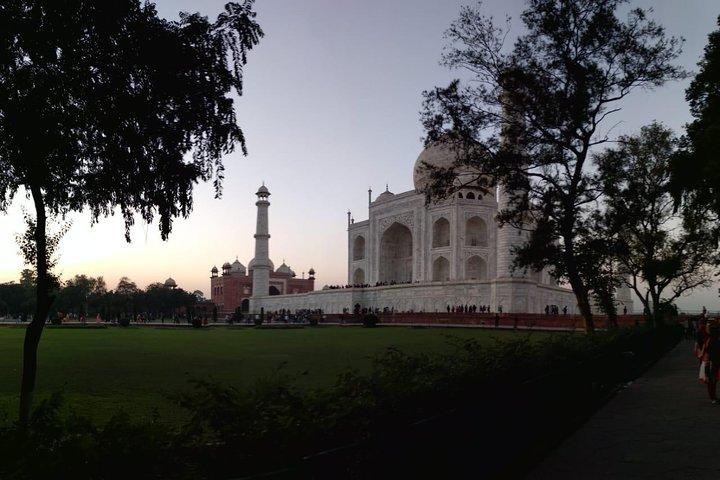 Sunrise tour of Taj Mahal with Guide