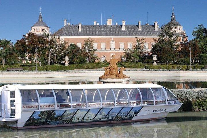 Boat cruise with guide on board + Historical City Adventure Gift
