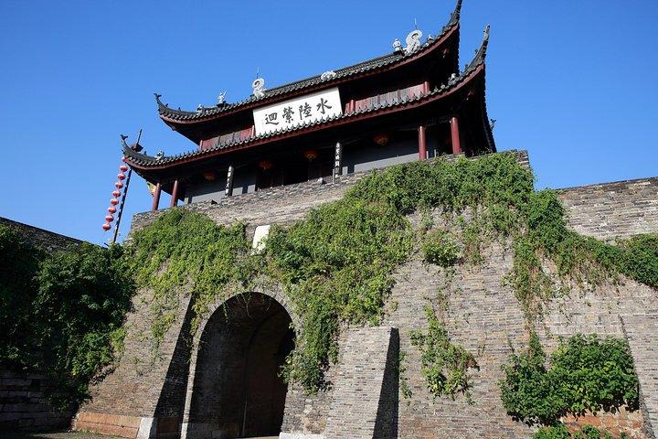 Suzhou Private Walking Tour with Panmen Gate, City Moat and Yiyuan Garden