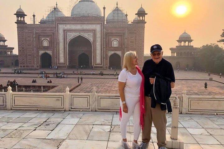 All Inclusive Day Trip to Taj Mahal, Agra Fort from Delhi by Car