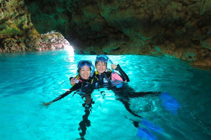 [Okinawa Blue Cave] Snorkeling and easy boat holding! Private system Very satisfied with the beautiful facilities of the shop (with photo and video shooting service)