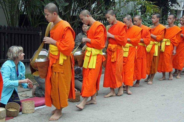 Monks Morning Almsgiving Tour (Food Offering) 