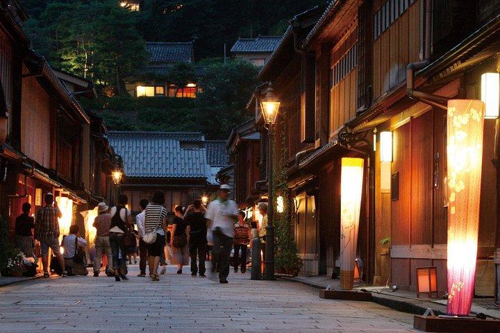 Guided Night Tour to Feel the Samurai Culture in Kanazawa