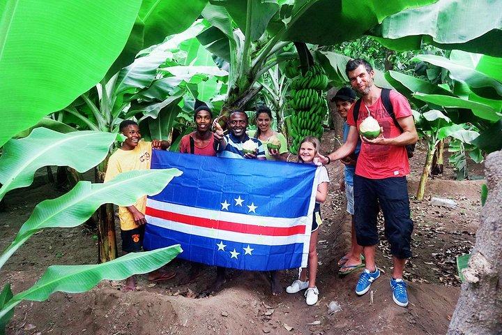 Santiago Island: Banana Plantation, Natural Park & Workshop with a local family