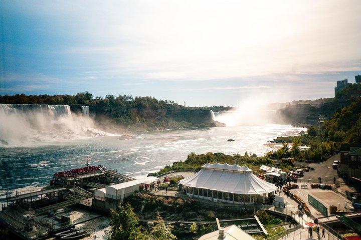 Best of Niagara Falls Canada Small Group w/Boat & Behind Falls 