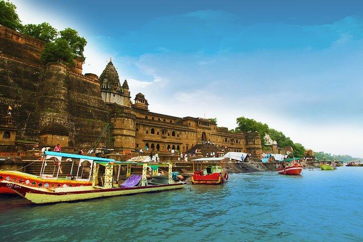Heritage and History: Maheshwar Day Tour from Indore
