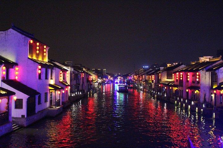 Private Night Tour of Wuxi Taihu Lake and Nanchang Old Street 