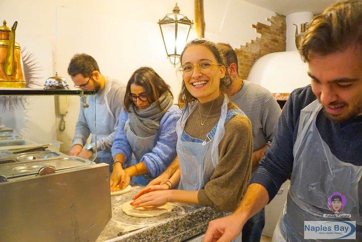 Authentic Pizza Class with Drinks Included in the Center of Naples