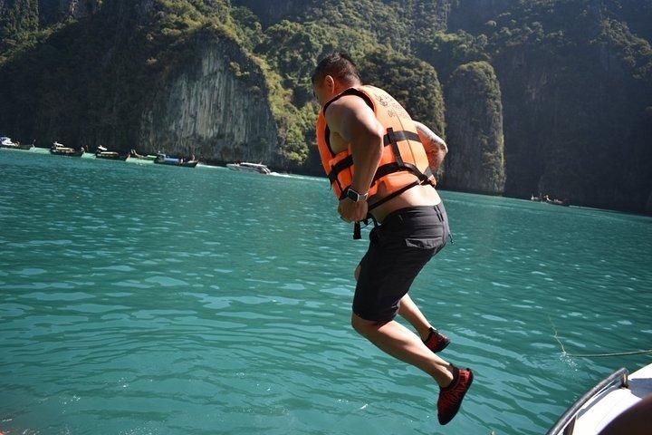 Phi Phi Islands Speedboat Full-Day Tour from Phuket with Buffet Lunch