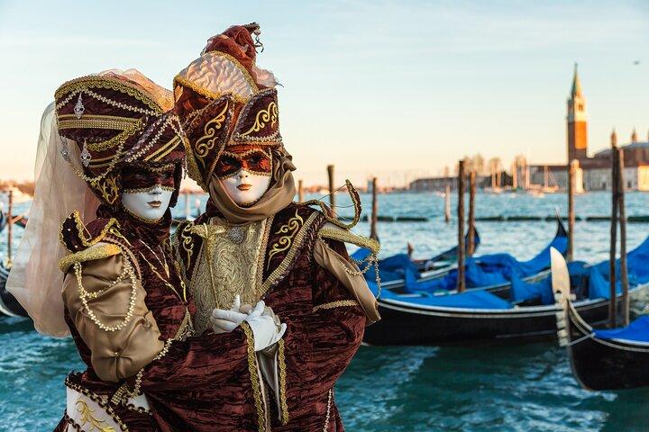 Private gondola ride in Venice off the beaten track