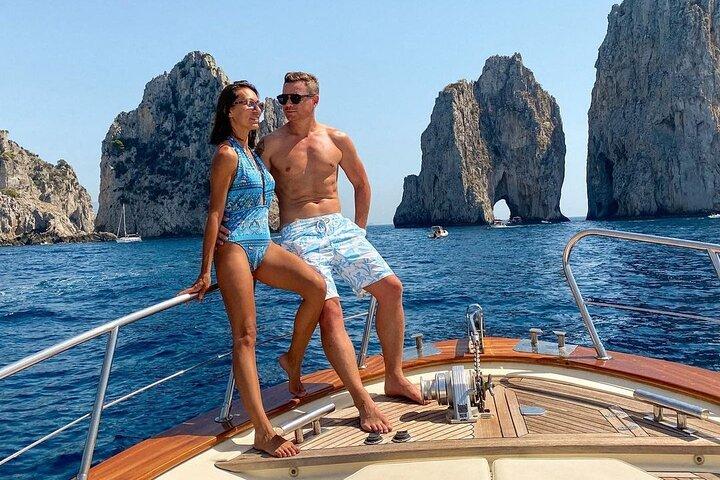 Capri: discover the beauties of the island aboard a luxury boat!