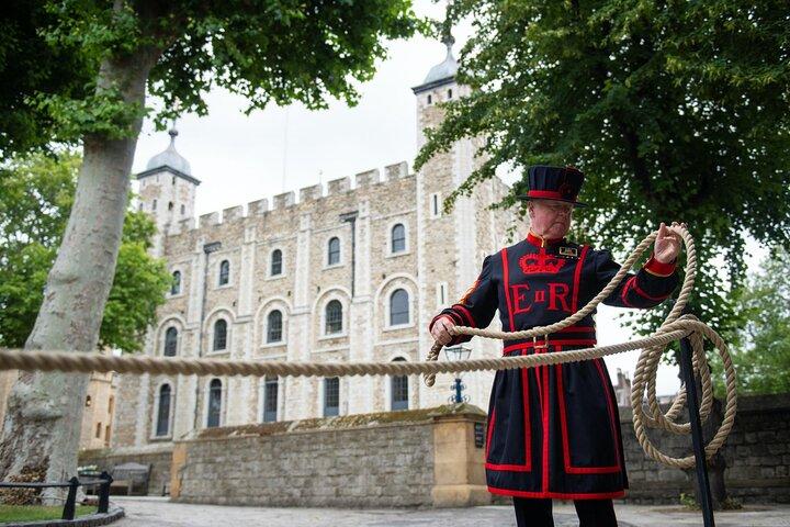 VIP Tower of London and Crown Jewels Tour with Private Beefeater Meet & Greet