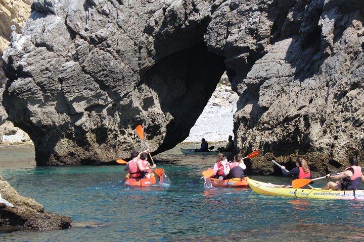 Kayak tour from Sesimbra to Ribeira do Cavalo Beach, passing through the caves