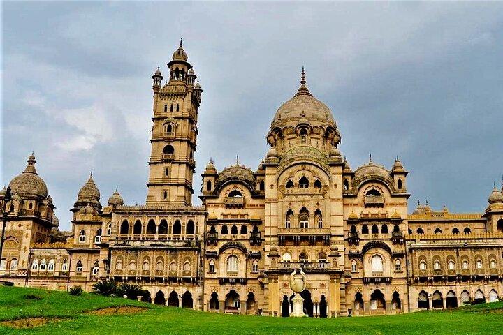 Vadodara Palace, Champaner & Pavagad temple from Ahmedabad with guide 