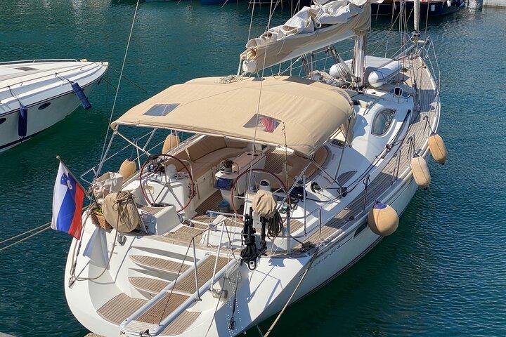 SAILING HOLIDAY IN THE CYCLADES AND SANTORINI, with chef and skipper