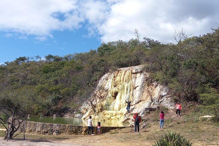 Hierve el Agua, Teotitlán del Valle, mezcal, el tule, desde Oaxaca
