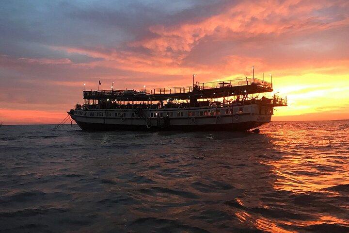 Sunset Dinner and drinks with a Floating Village cruise 